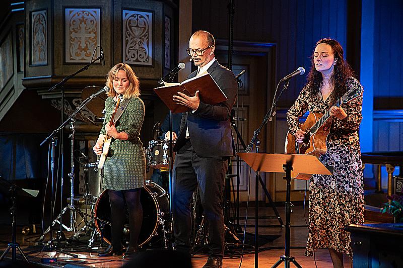 Frank Jørstad og Hollow Hearts-01574.jpg Ein mann og to kvinner på ei scene